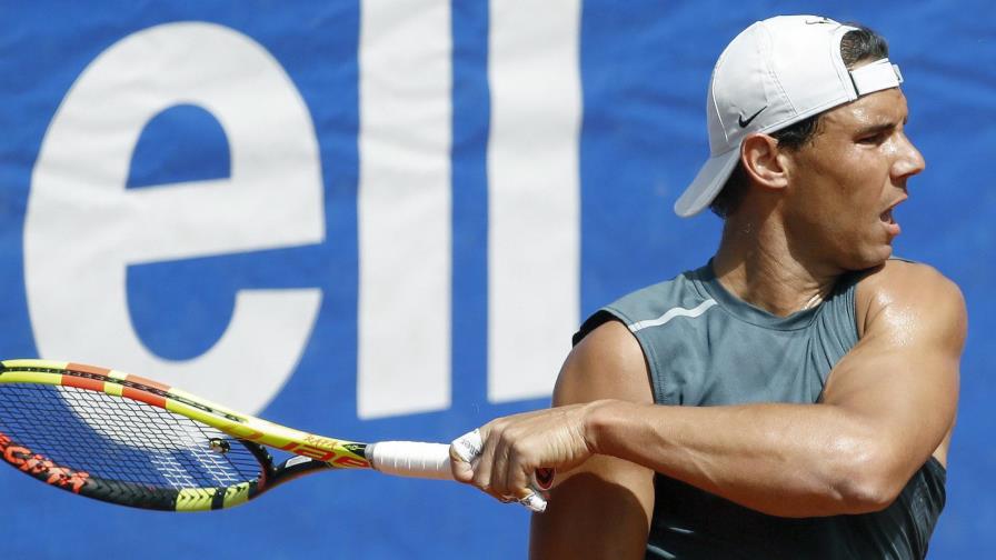 Rafael Nadal suda en su debut y Djokovic se despide a las primeras de cambio