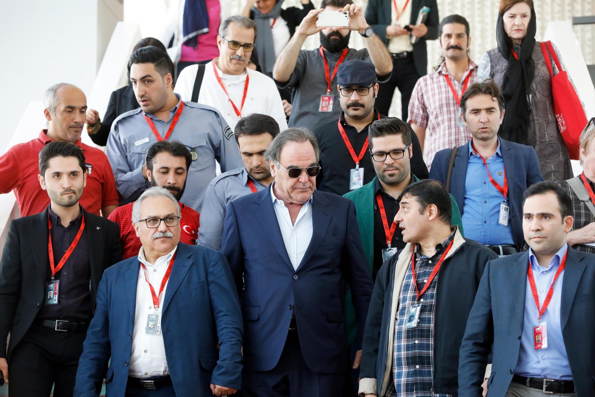 El director de cine estadounidense Oliver Stone (C) a su llegada a la rueda de prensa ofrecida hoy, 25 de abril de 2018, con motivo del 36th Festival Internacional de Cine Fajr en Teherán, Irán. 