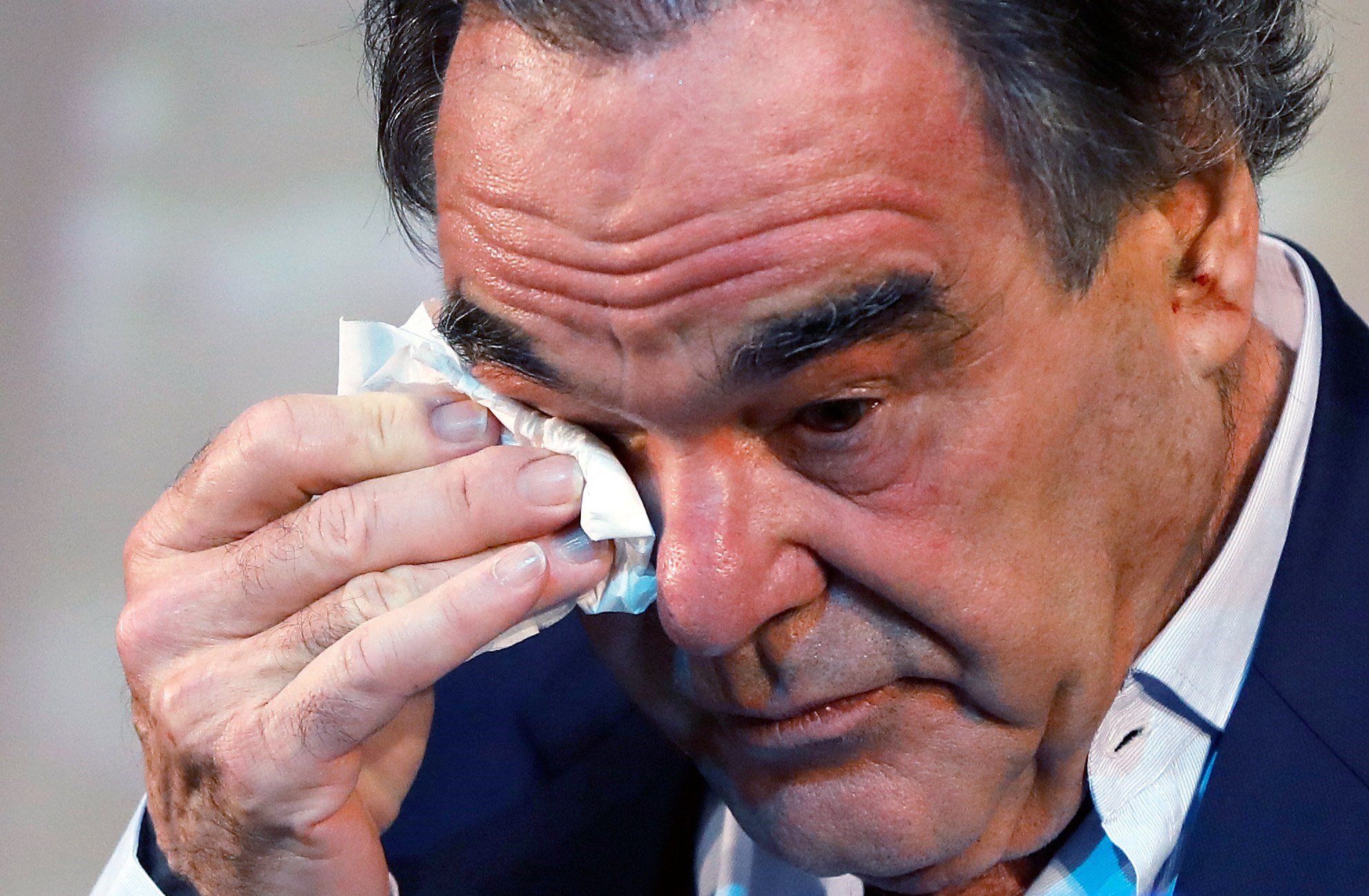 El director de cine estadounidense Oliver Stone sonríe durante la rueda de prensa ofrecida hoy, 25 de abril de 2018, con motivo del 36th Festival Internacional de Cine Fajr en Teherán, Irán.
