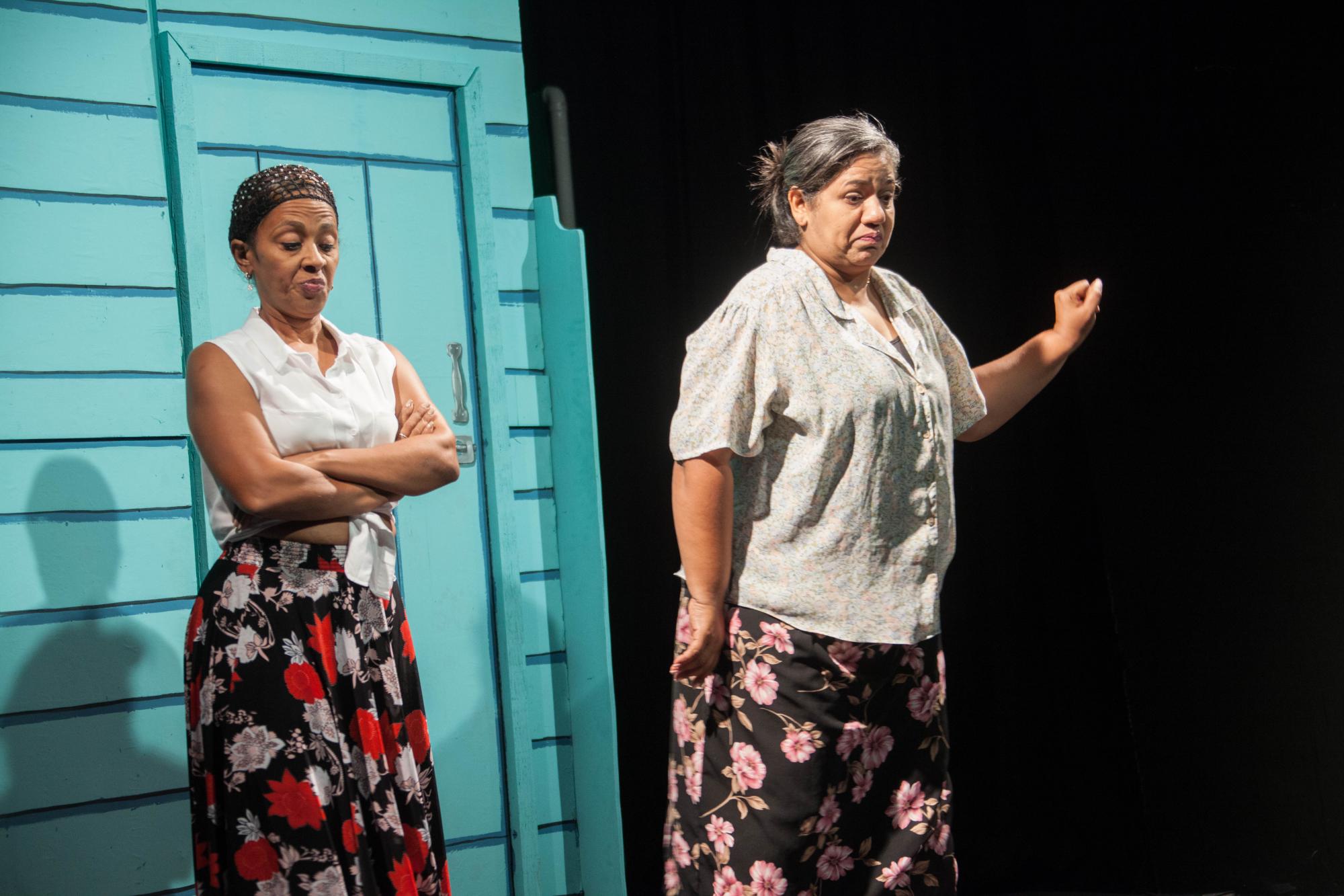 Antonia de Paula y Lourdes Martínez interpretan a dos vecinas.