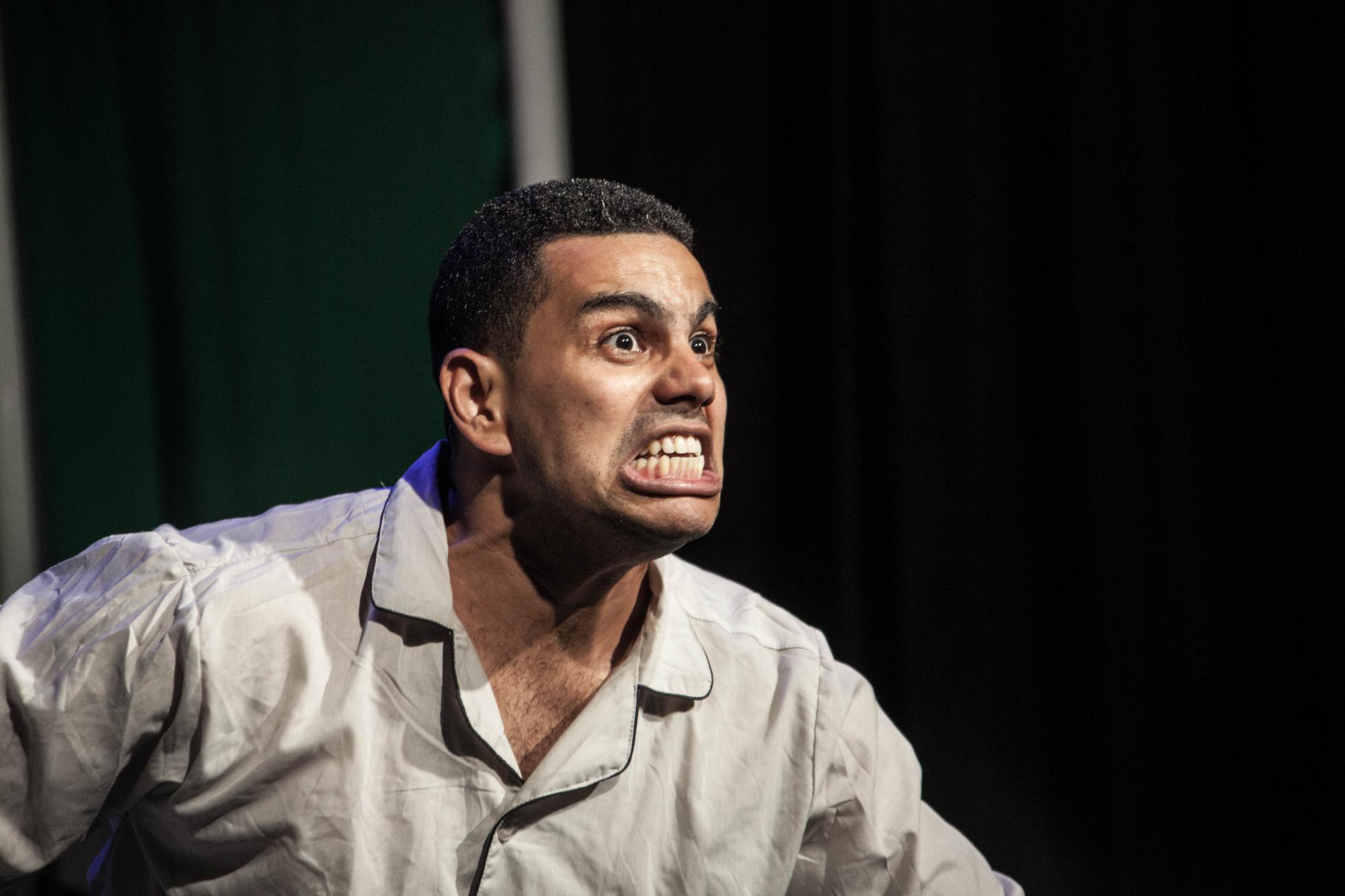 El actor Iván Mejía interpreta a Bienvenido un enfermo mental que es rehabilitado durante la obra.