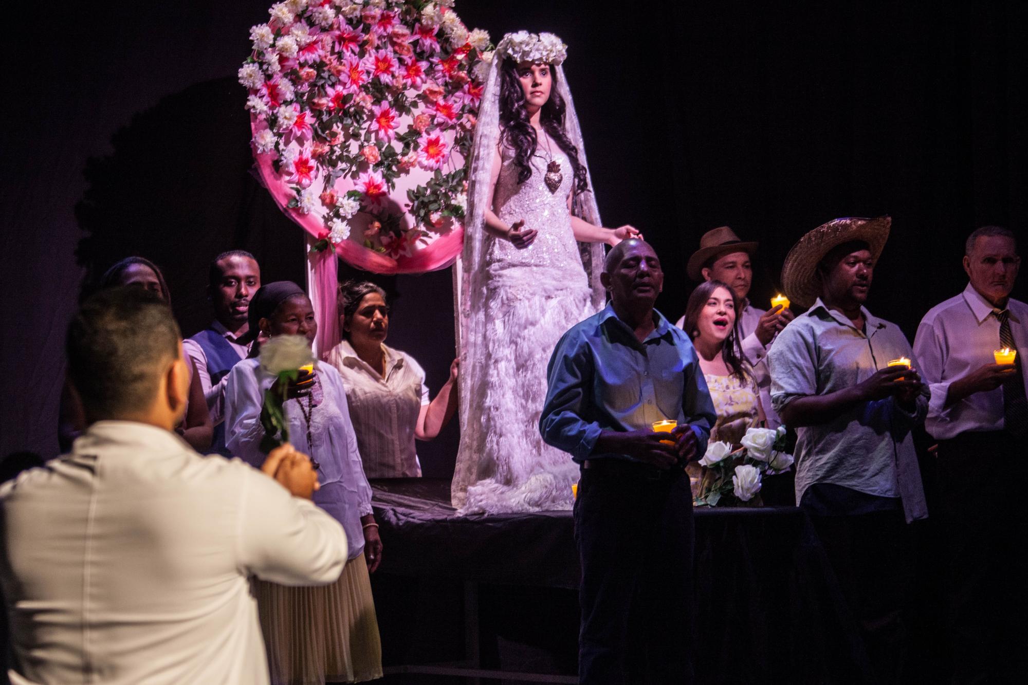 El elenco completo en la última escena de la obra.