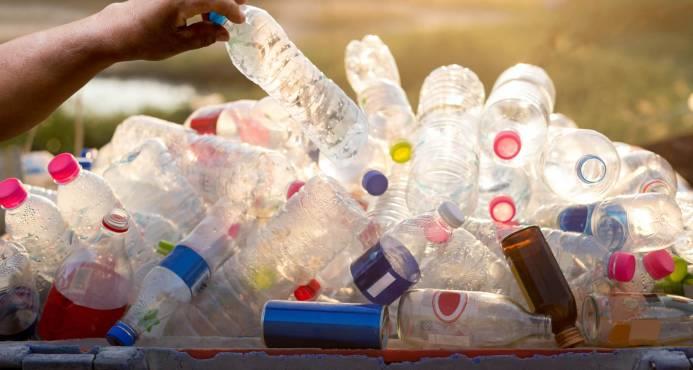 Más de 40 compañías británicas acuerdan reducir consumo de plástico en 7 años
