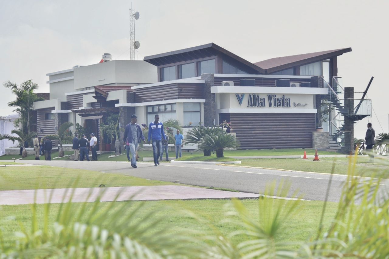 Alta Vista está a una altura de 500 metros sobre el nivel de mar y a escasos metros del río Bayacanes.