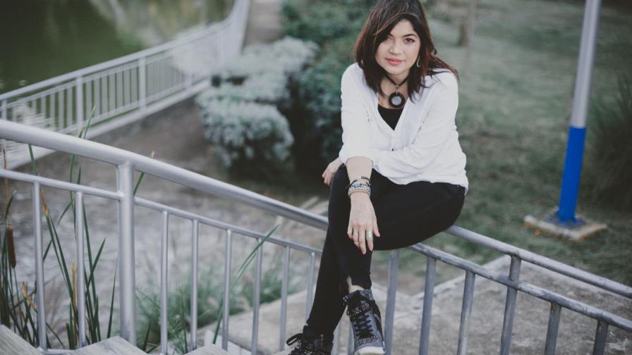 Evelyn Vásquez, una cantante a la que el cáncer y las quemaduras no detienen