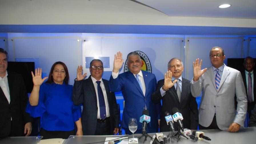 Miguel Vargas Juramenta exdiputados del PRM 