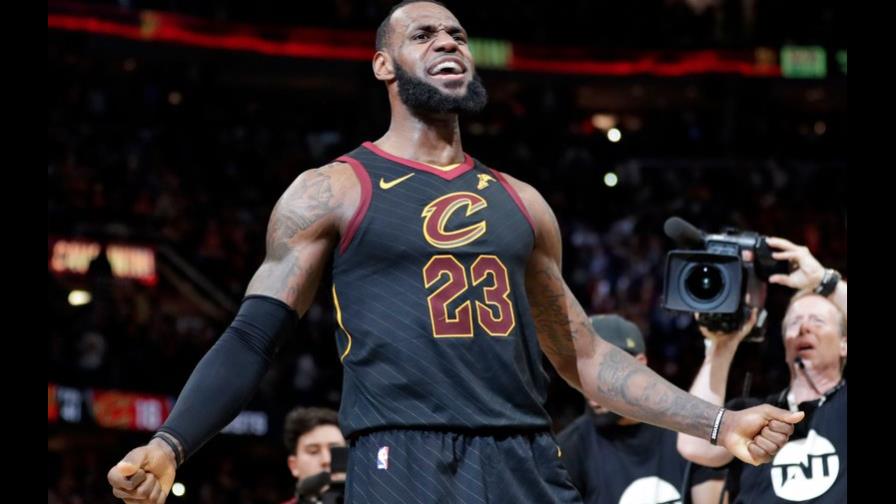 Bloqueo de LeBron James en quinto juego debió ser interferencia Bloqueo de LeBron James en quinto juego debió ser interferencia