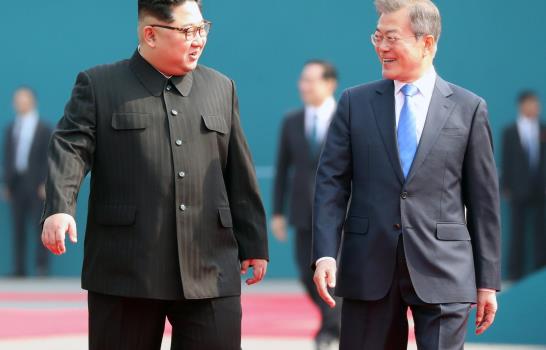 Kim y Moon terminan la sesión matinal de la cumbre intercoreana