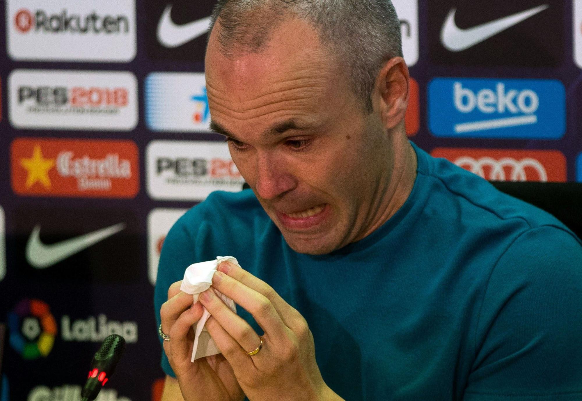 El capitán del FC Barcelona, Andrés Iniesta, durante la rueda de prensa que ha ofrecido en la ciudad deportiva Joan Gamper en la que ha anunciado que abandonará el club catalán a la finalización de esta temporada, notificación que ha hecho arropado por sus compañeros, y por el presidente de la entidad, Josep Maria Bartomeu. 