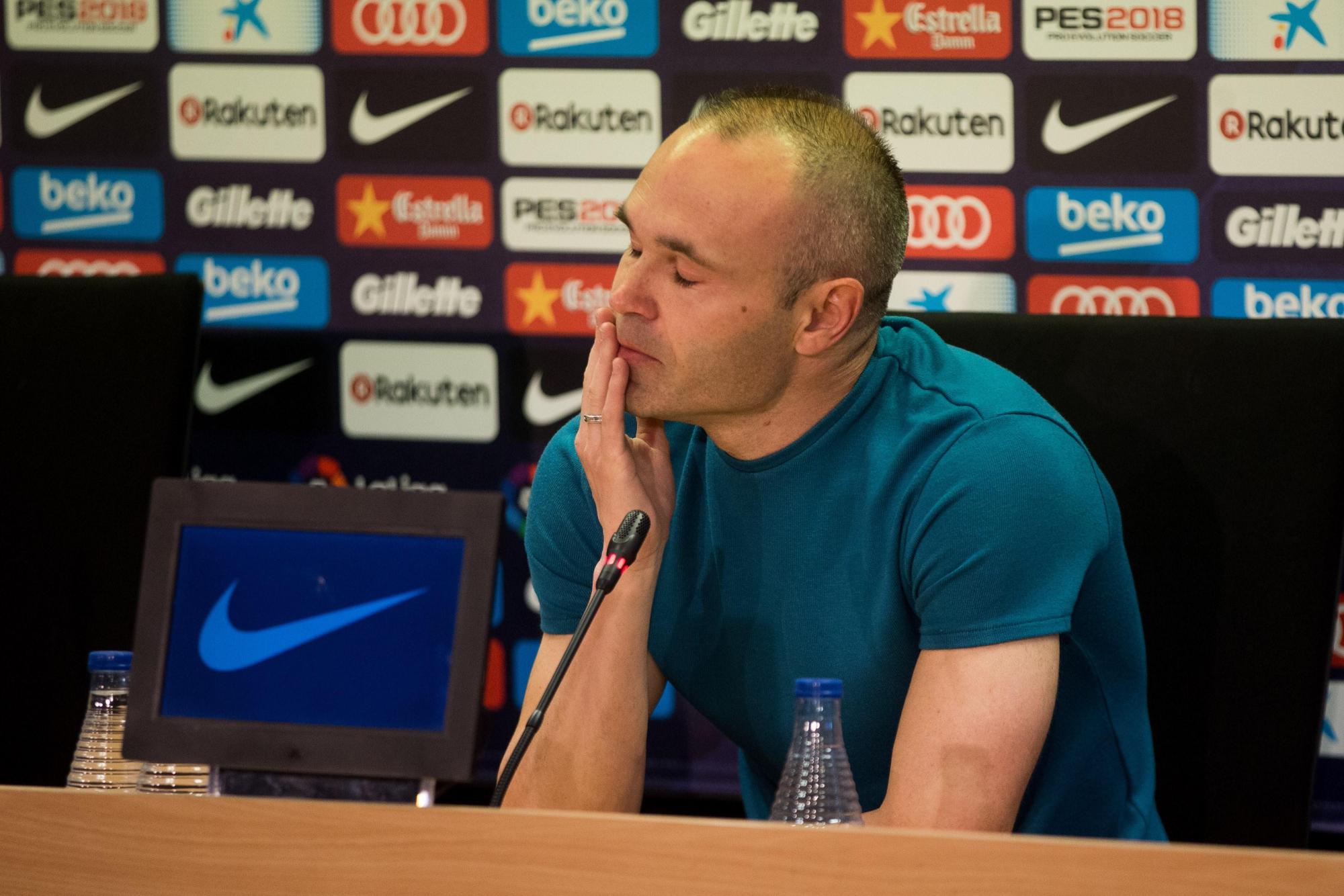 El capitán del FC Barcelona, Andrés Iniesta, durante la rueda de prensa que ha ofrecido en la ciudad deportiva Joan Gamper en la que ha anunciado que abandonará el club catalán a la finalización de esta temporada, notificación que ha hecho arropado por sus compañeros, y por el presidente de la entidad, Josep Maria Bartomeu.