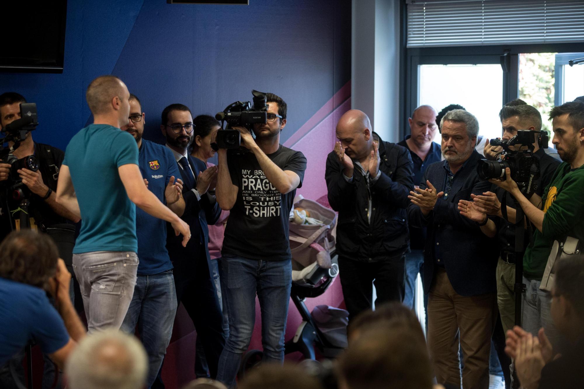 El capitán del FC Barcelona, Andrés Iniesta, tras la rueda de prensa que ha ofrecido en la ciudad deportiva Joan Gamper en la que ha anunciado que abandonará el club catalán a la finalización de esta temporada, notificación que ha hecho arropado por sus compañeros, y por el presidente de la entidad, Josep Maria Bartomeu.