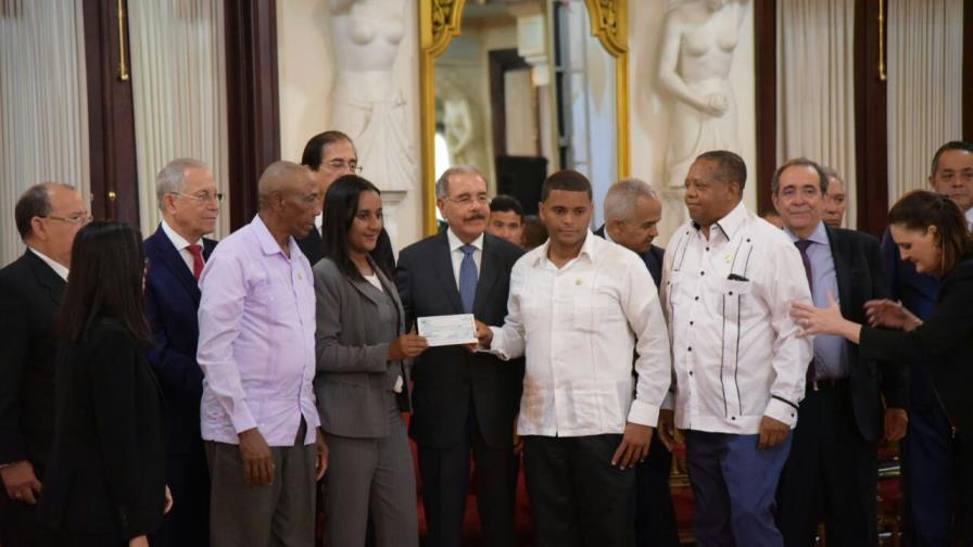 Medina entrega más de RD$211 millones a campesinos