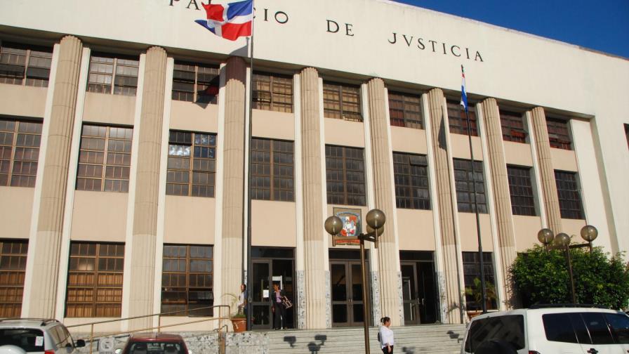 Juez descarga hombre acusado de violar a adolescente Juez descarga hombre acusado de violar a adolescente