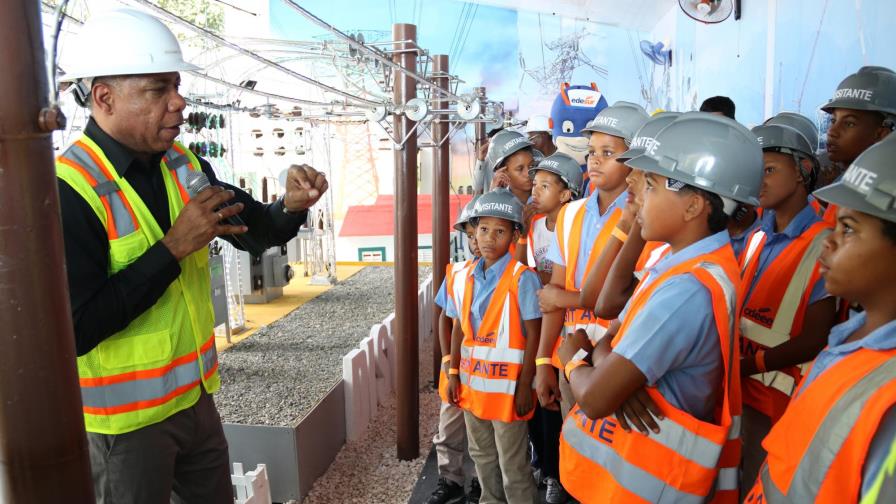 EDESUR presenta a estudiantes su pabellón en la Feria del Libro 2018
