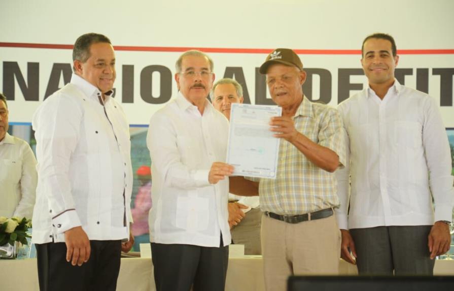 Presidente Medina entrega 923 títulos en Villa Altagracia