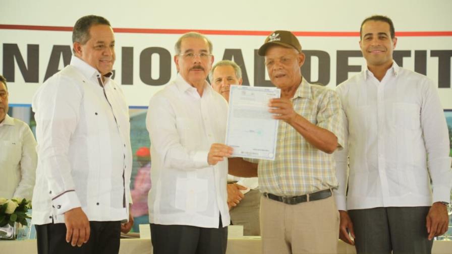 Presidente Medina entrega 923 títulos en Villa Altagracia