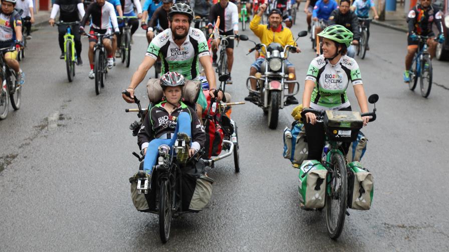 Familia italiana pedalea por América en contagiosa aventura por Madre Tierra