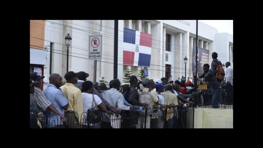 Migración detiene a 830 extranjeros en Santiago Migración detiene a 830 extranjeros en Santiago