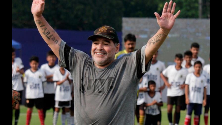 Diego Maradona se va de Emiratos tras no conseguir el ascenso