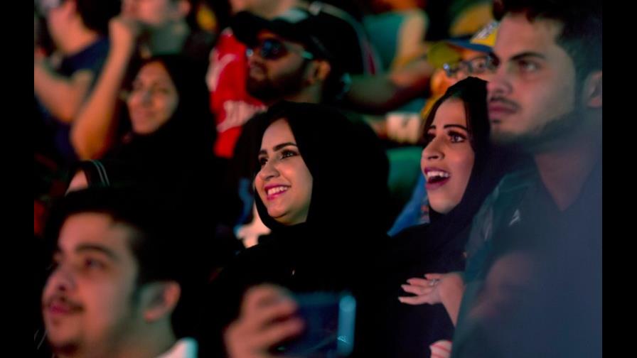 Mujeres y niños asisten a lucha libre de la WWE  en Arabia Saudí