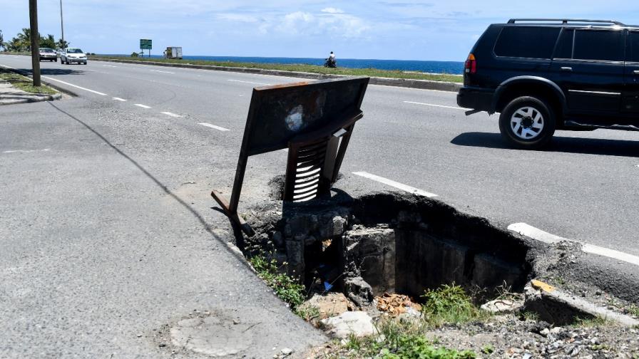 Hoyo pone en peligro la vida de conductores en la autopista 30 de Mayo Hoyo pone en peligro la vida de conductores en la autopista 30 de Mayo