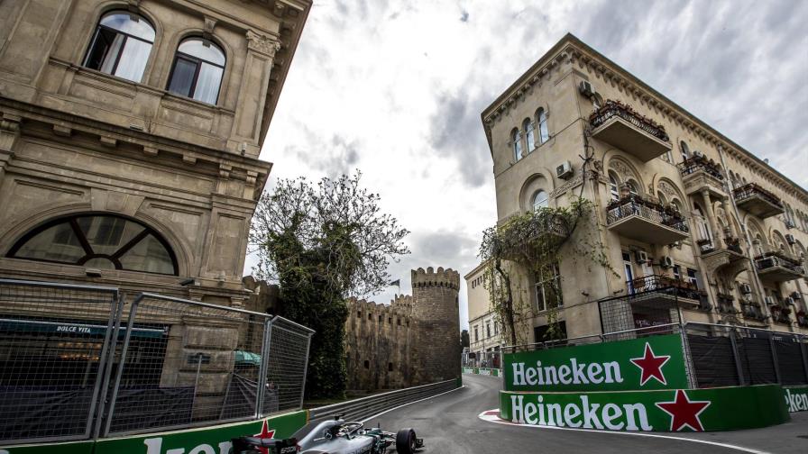 Lewis Hamilton gana en Bakú tras un pinchazo de Valtteri Bottas