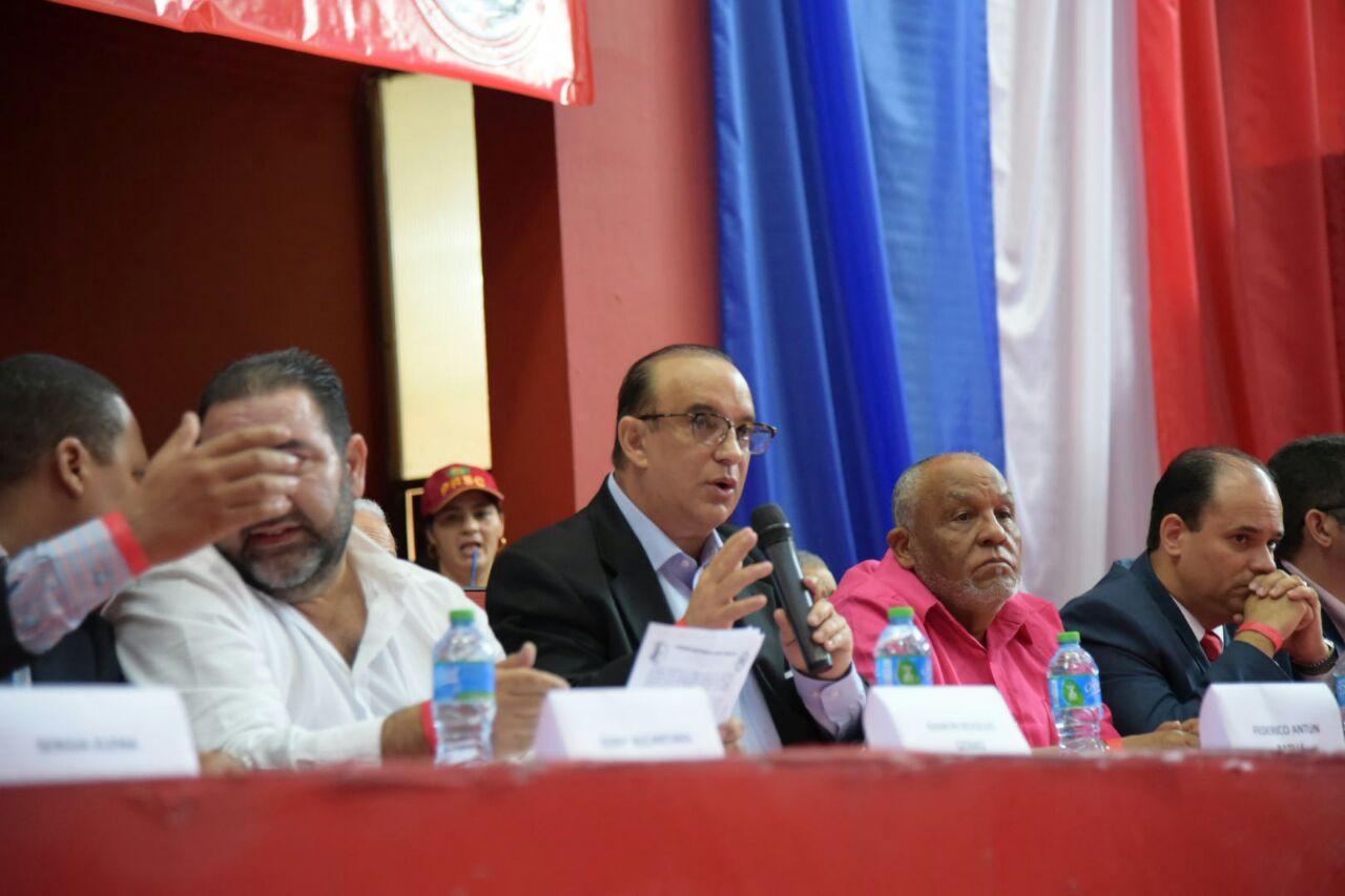 Federico (Quique) Antún (c) se dirige a los asistentes.