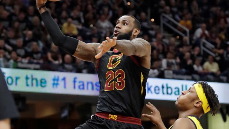 LeBron James guía a los Cavaliers a eliminar a los Pacers LeBron James guía a los Cavaliers a eliminar a los Pacers