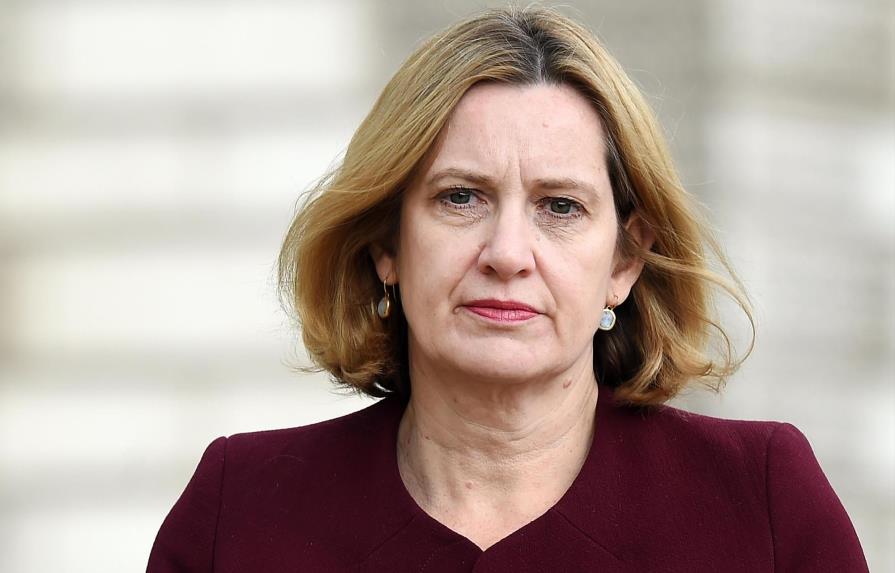 Dimite la ministra de Interior británica tras polémica sobre inmigración 