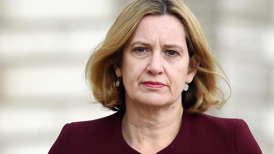 Dimite la ministra de Interior británica tras polémica sobre inmigración 