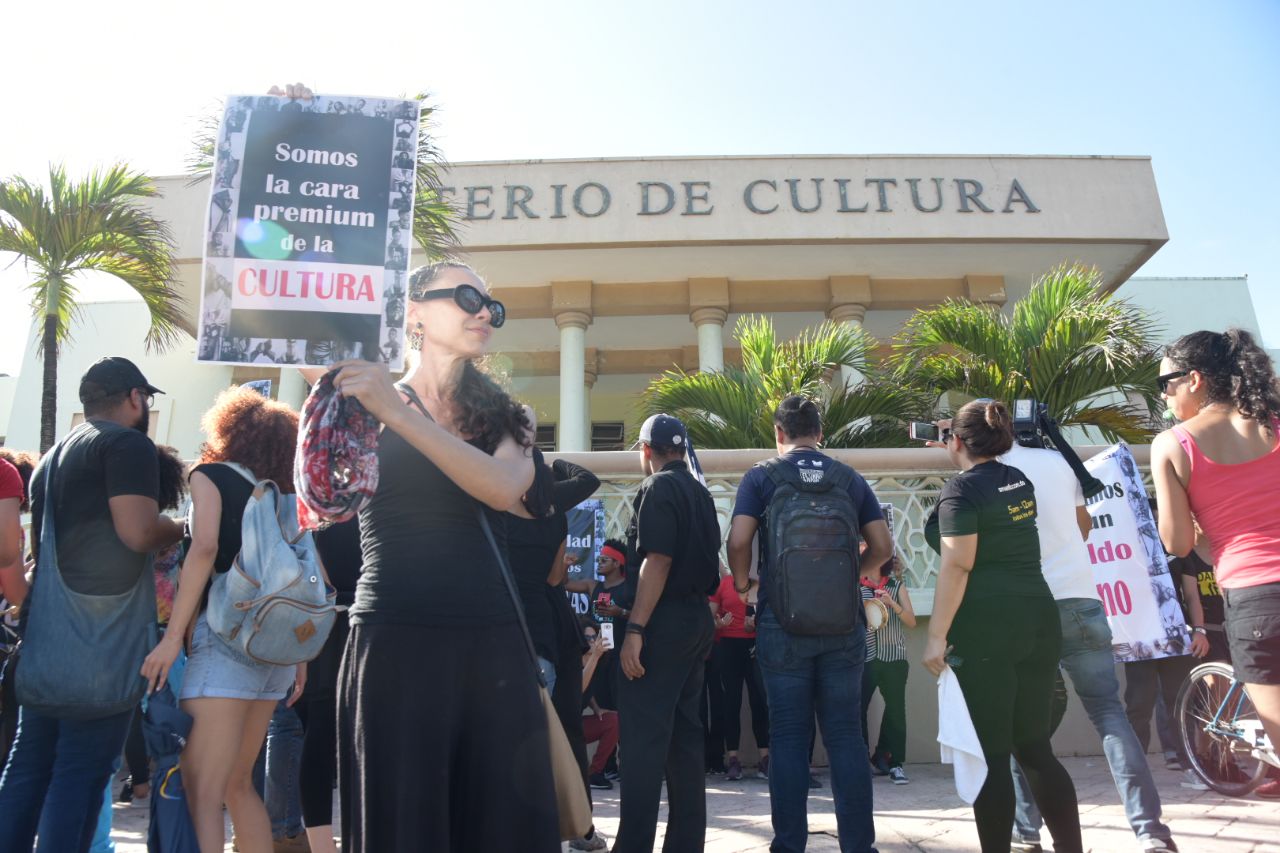 Los manifestantes se pararon frente al Ministerio de Cultura para leer sus exigencias. 