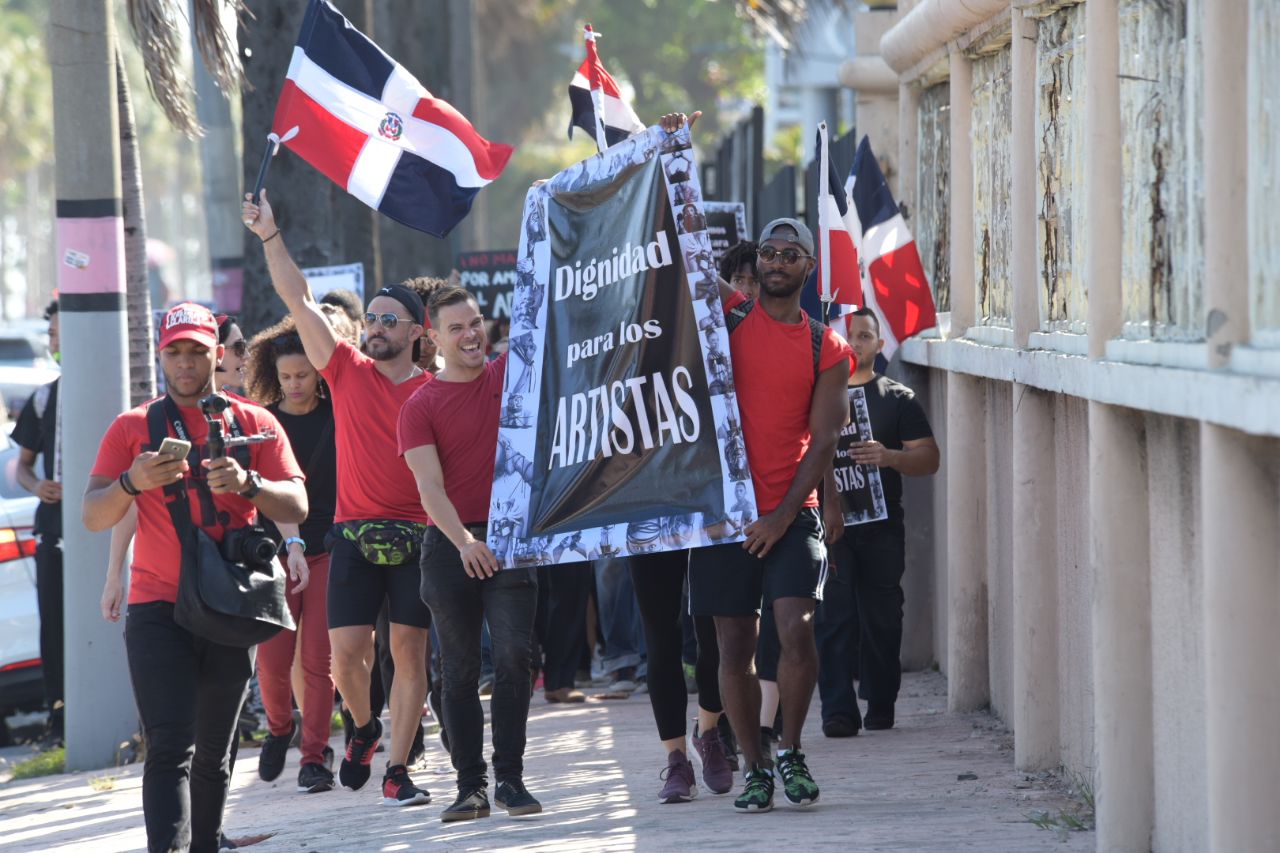 Los artistas mostraban pancartas alusivos a sus demandas. 