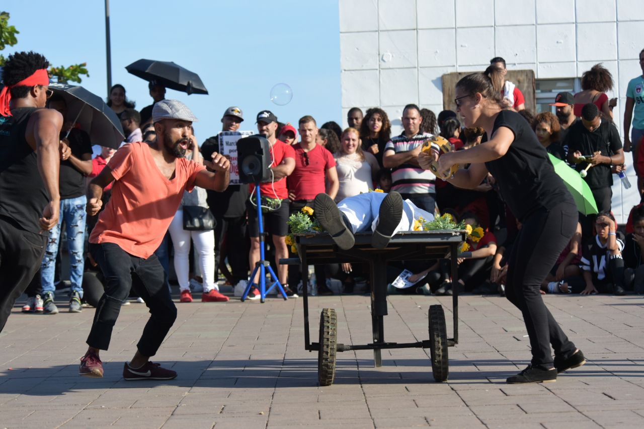 Los artistas de teatro durante una presentación para todos los asistentes a la marcha. 