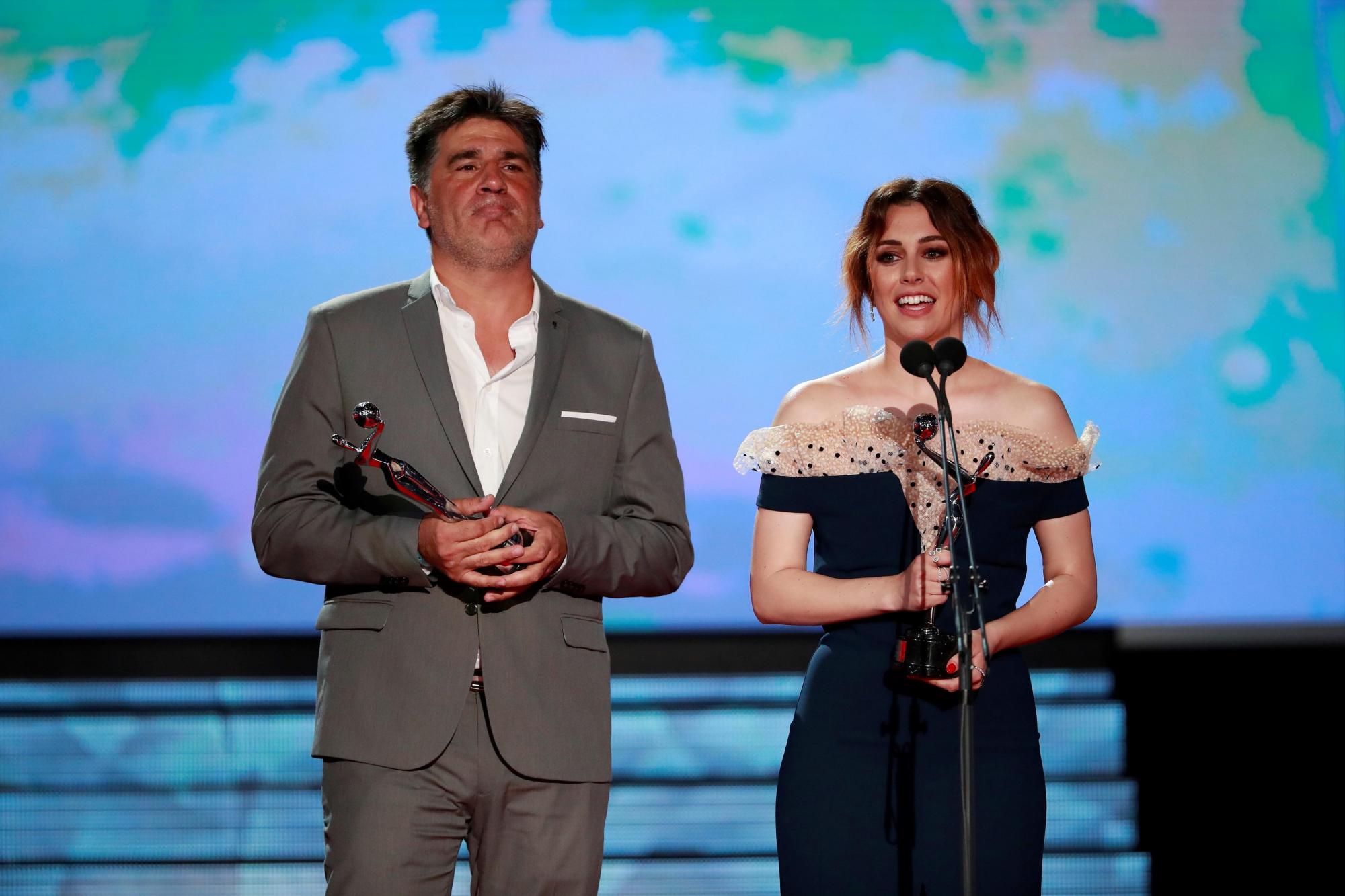  La actriz española Blanca Suárez (d), Premio por Mejor Interpretación Femenina en Miniserie o Teleserie, junto al director argentino Daniel Barone (i), con el premio en la categoría masculina a nombre del actor Julio Chávez hoy, domingo 29 de abril de 2018, durante la quinta edición de los Premios Platino del cine Iberoamericano que se celebran en el puerto mexicano de Playa del Carmen.