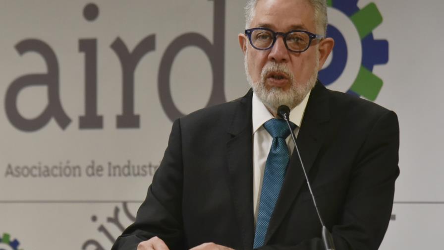 Empresarios saludan decisión del gobierno de establecer relaciones con China Popular Empresarios saludan decisión del gobierno de establecer relaciones con China Popular