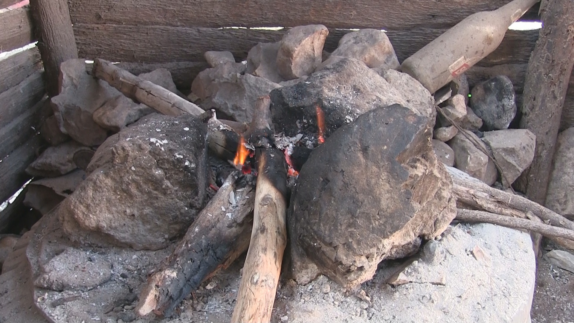 Los moradores cocinan con leña y carbón. 