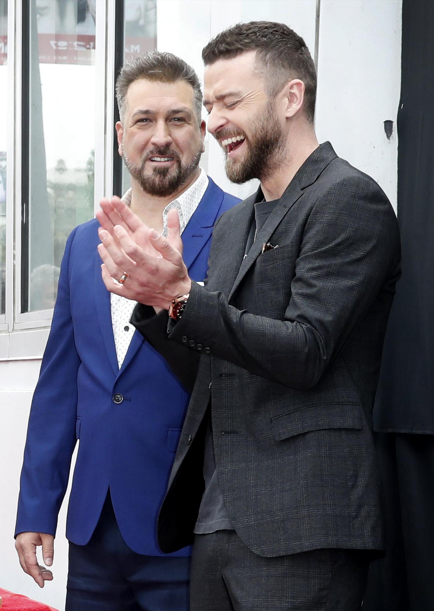 Los miembros de la banda estadounidense NSYNC, Joey Fatone (i) y Justin Timberlake (d), participan en el evento en donde la agrupación a la que pertenecía,  ‘NSYNC’ recibió la estrella 2,636 en el Paseo de la Fama en la categoría de Grabación. EFE/PAUL BUCK