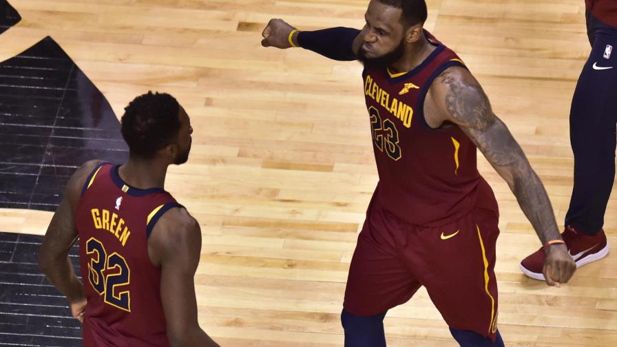 Un triple doble de James pone a los Cavaliers 1-0 sobre los Raptors