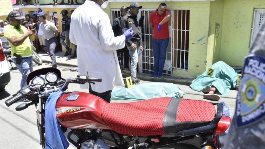 Policía identifica a dos hombres buscados por asesinato de pareja de esposos 