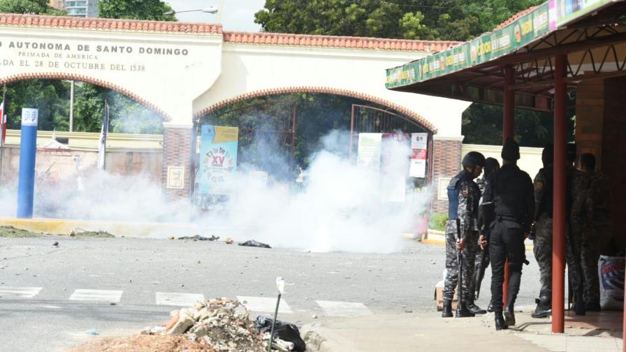 Suspenden docencia en sede central de la UASD por los disturbios Suspenden docencia en sede central de la UASD por los disturbios