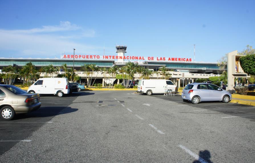 Asaltan cuatro personas en el parqueo del aeropuerto de Las Américas