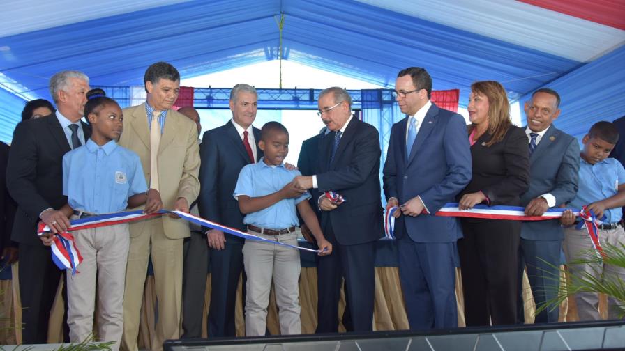 Medina entrega centro educativo de 29 aulas a la comunidad de Manoguayabo Medina entrega centro educativo de 29 aulas a la comunidad de Manoguayabo