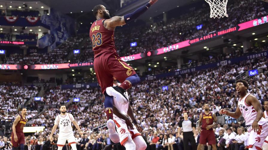 LeBron James aporta 43 puntos; Cavs ganan otra vez en Toronto