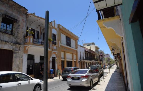 Vecinos de la Ciudad Colonial violan normas al cruzar cables por calles
