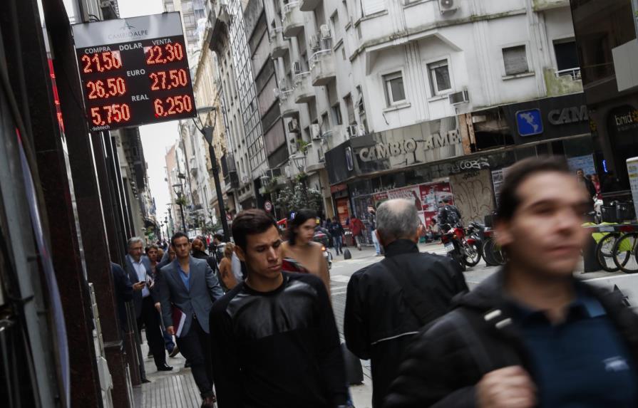 La inflación sin freno y el dólar en alza llevan a Macri a su peor momento
