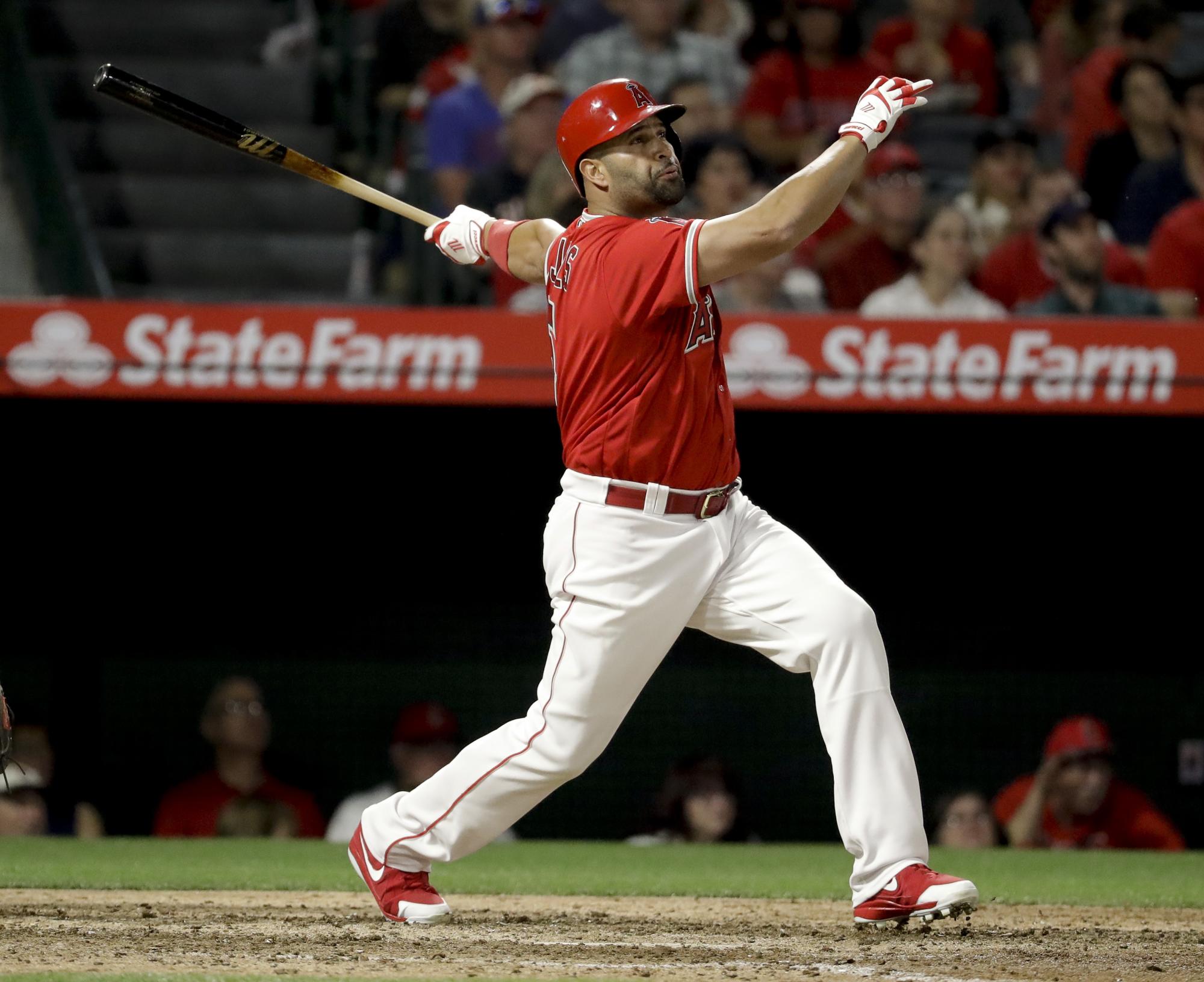 El dominicano Albert Pujols tiene 626 dobles y va tras David Ortiz que tiene 632. Está colocado en el 5to lugar entre los latinos con más hits y busca alcanzar a Rafael Palmeiro y a Rod Carew para colocarse detrás de sus compatriotas Alex Rodríguez y Adrian Beltré.
