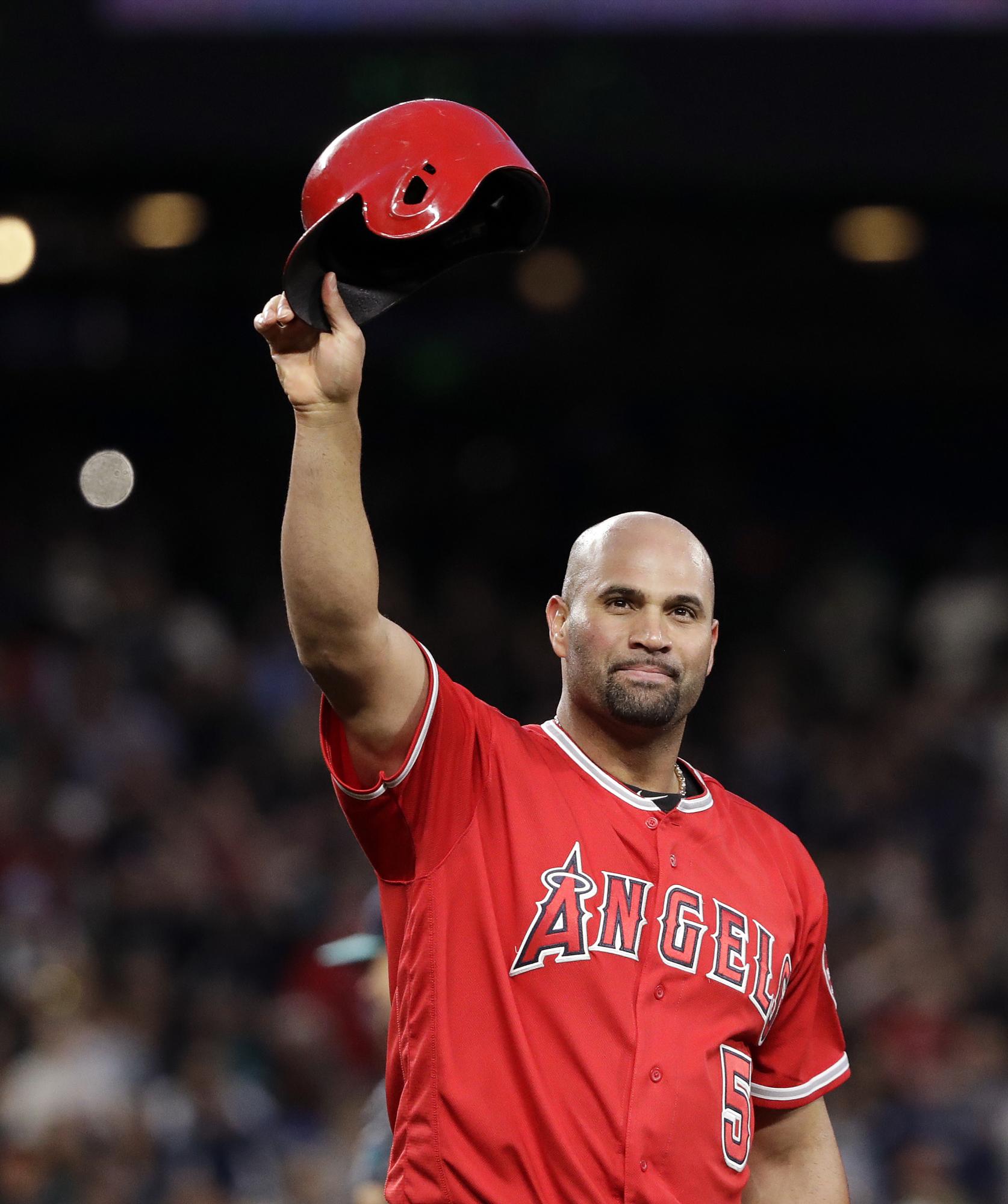 El dominicano Albert Pujols saluda luego de su hit 3 mil. Tiene 626 dobles y va tras David Ortiz que tiene 632. Está colocado en el 5to lugar entre los latinos con más hits y busca alcanzar a Rafael Palmeiro y a Rod Carew para colocarse detrás de sus compatriotas Alex Rodríguez y Adrian Beltré.