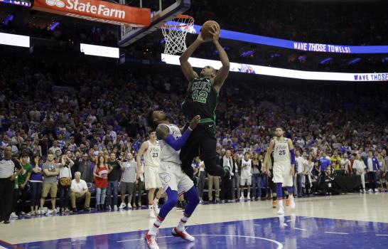 Celtics aventajan 3-0 en serie; vencen a 76ers en prórroga