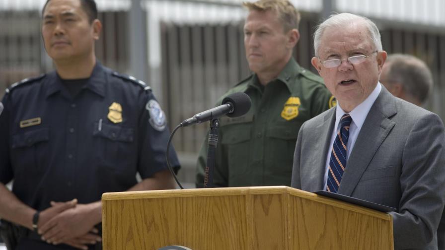 Familias que entren ilegalmente a EE.UU. serán separadas, dice fiscal general
