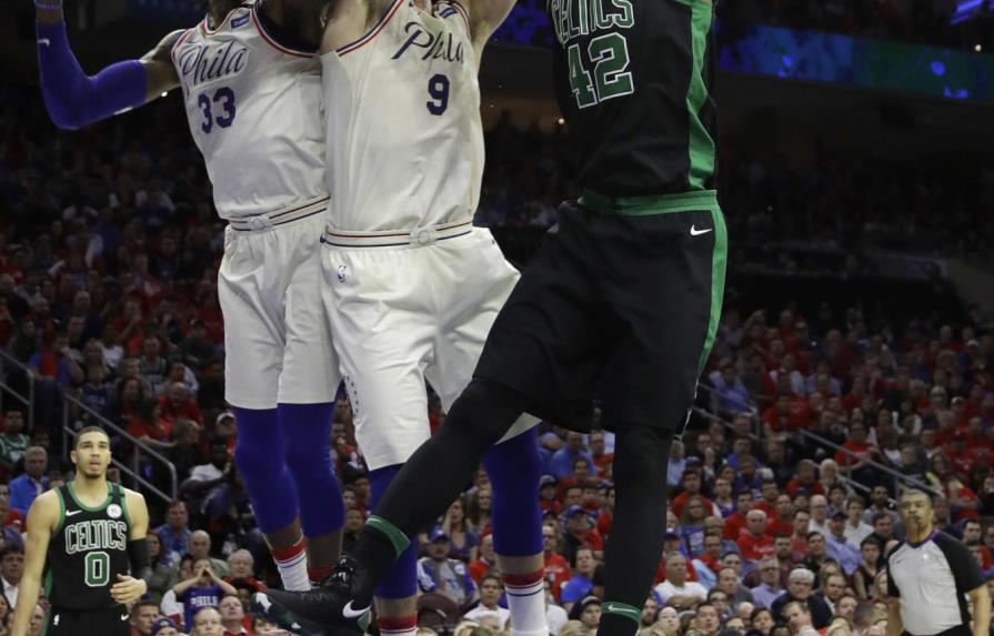Los 76ers reaccionan y derrotan a los Celtics; Horford 10 puntos y 10 rebotes